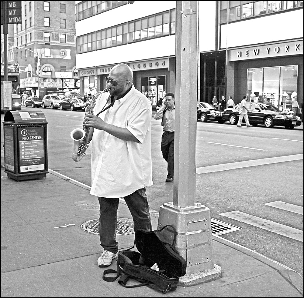 photo "Solo on sax" tags: street, genre, travel, New York City