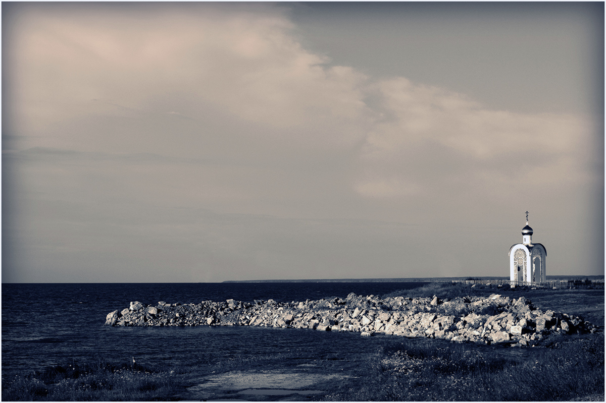 photo "***" tags: landscape, architecture, black&white, clouds, coast, summer, water, церкви