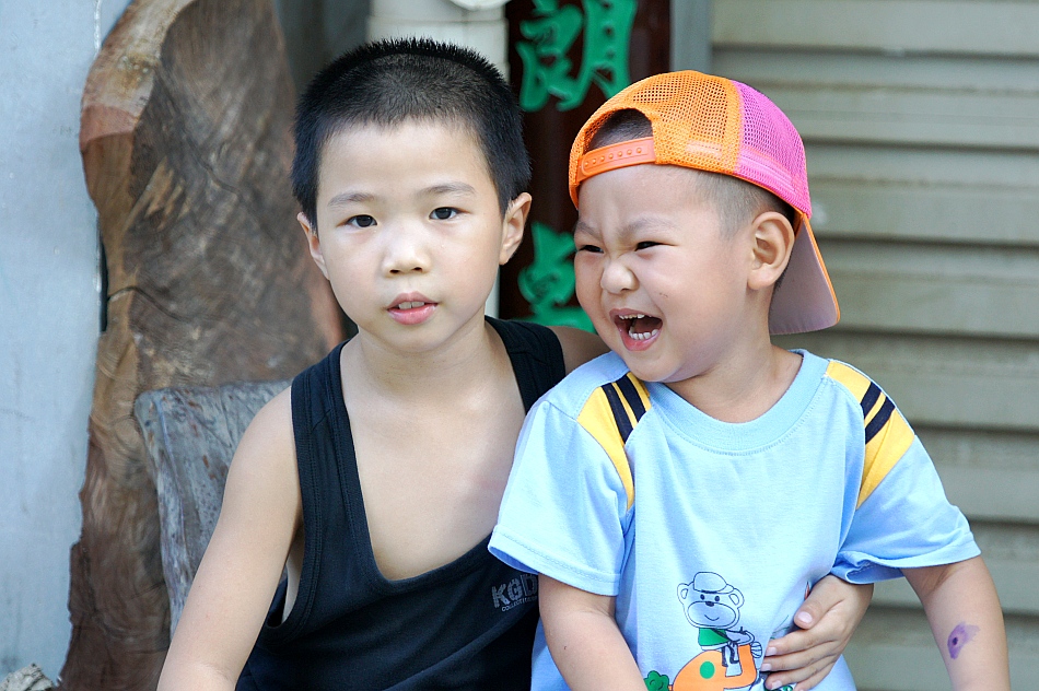 photo "Good Friends" tags: portrait, still life, city, Asia, children, summer