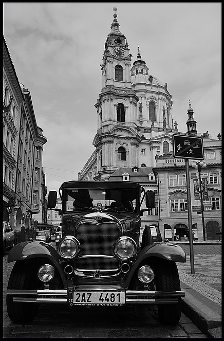 фото "Башне и автоветеран" метки: архитектура, черно-белые, Prag, Praha, Прага