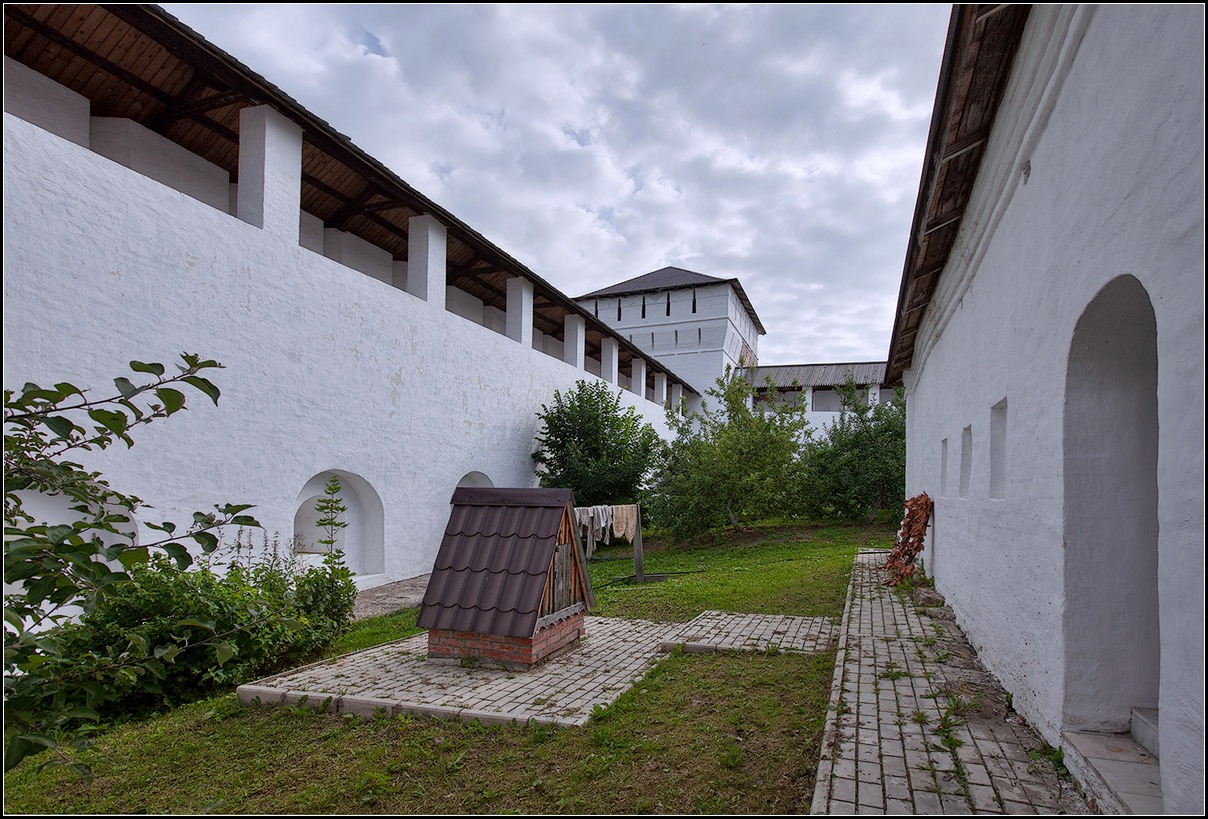 photo "monastery courtyard" tags: architecture, misc., Пафнутьев, Свято, монастырь