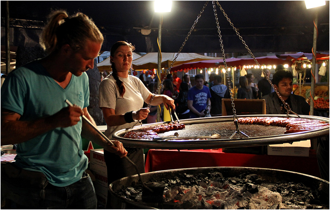 photo "Barbecue on Queen Square" tags: reporting, 