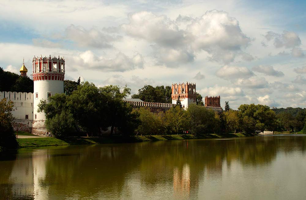 photo "Ancient walls" tags: landscape, architecture, travel, Moscow, clouds, summer, монастырь