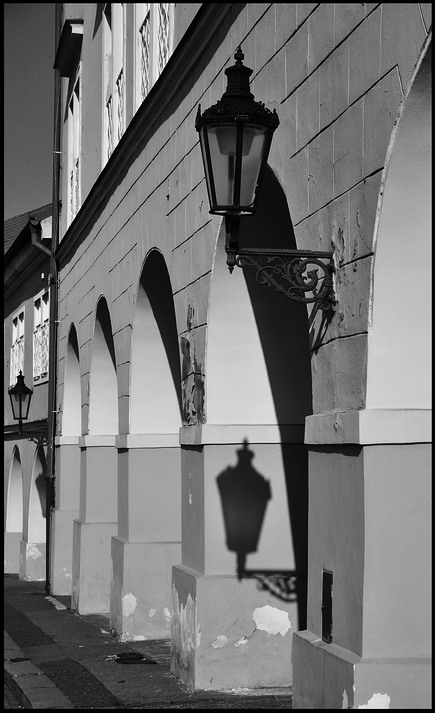 photo "Фонари и аркада" tags: black&white, Prag, Prague, Praha