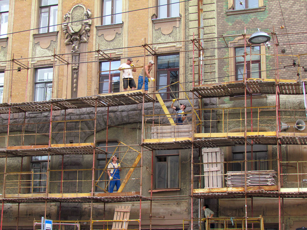 photo "work" tags: architecture, city, reporting, дом, ремонт