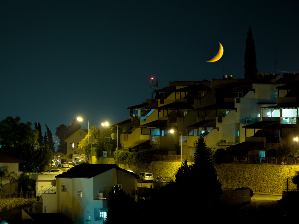 фото "Луна на крыше" метки: город, Луна
