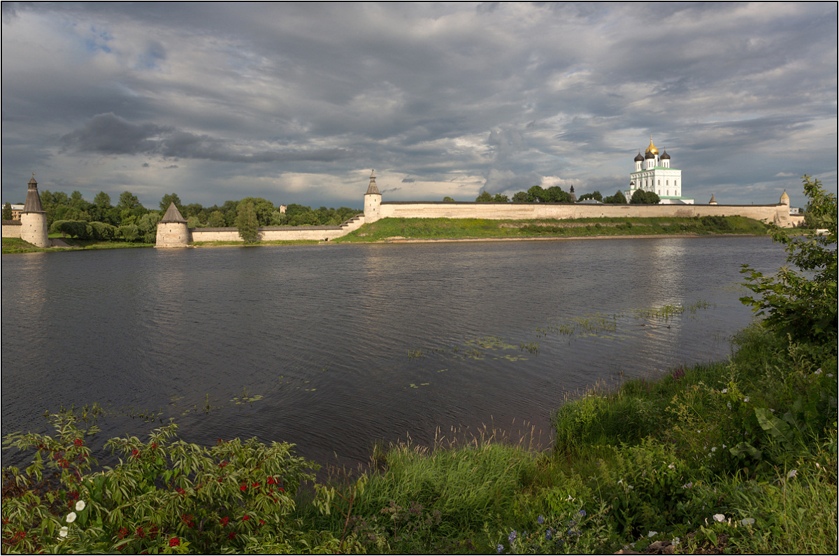 фото "Вид на Псковский Кремль" метки: пейзаж, архитектура, 