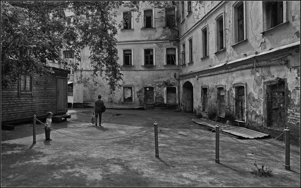 photo "Moscow court yard" tags: street, city, black&white, 