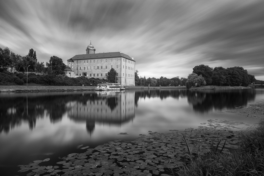 photo "The Chateau above the river" tags: landscape, architecture, black&white, chateau, river, water