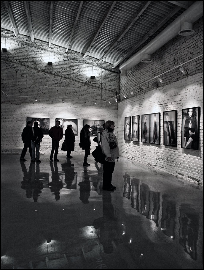photo "at an exhibition" tags: genre, black&white, 