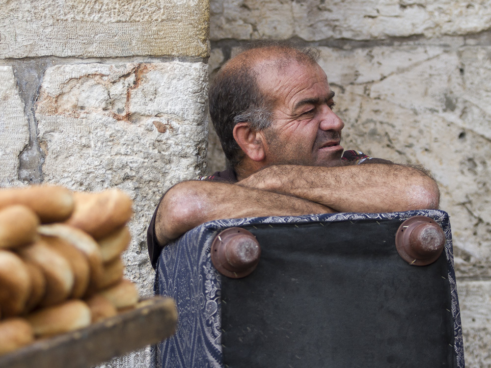 photo "Seller of bread in Jerusalem" tags: genre, Иерусалим