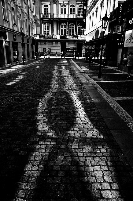 фото "Yлица, свет и тени" метки: черно-белые, Prag, Praha, Прага
