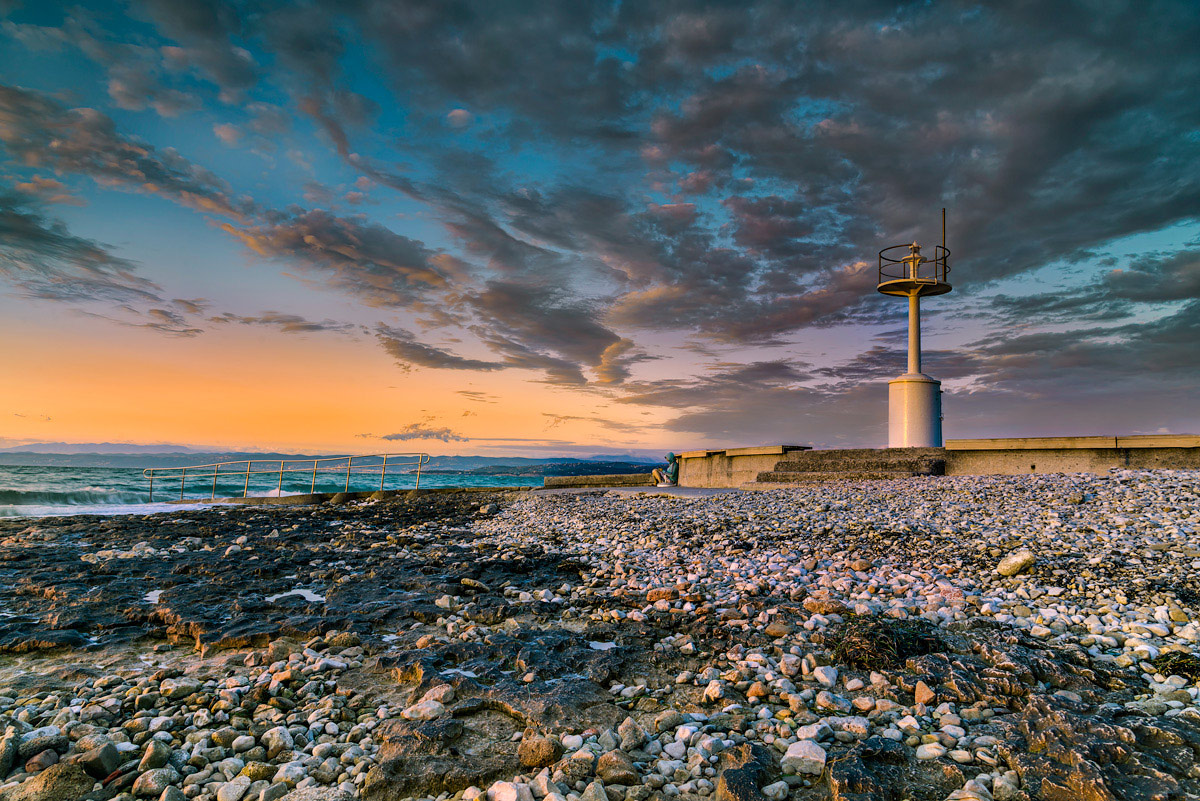 photo "Under the lighthouse" tags: landscape, Izola, Lighthouse, Slovenia, Slovenija, clouds, evening, sea, sky