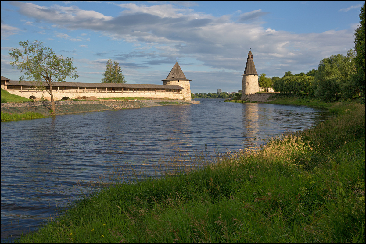 photo "Alignment" tags: landscape, architecture, river, Псков, башни