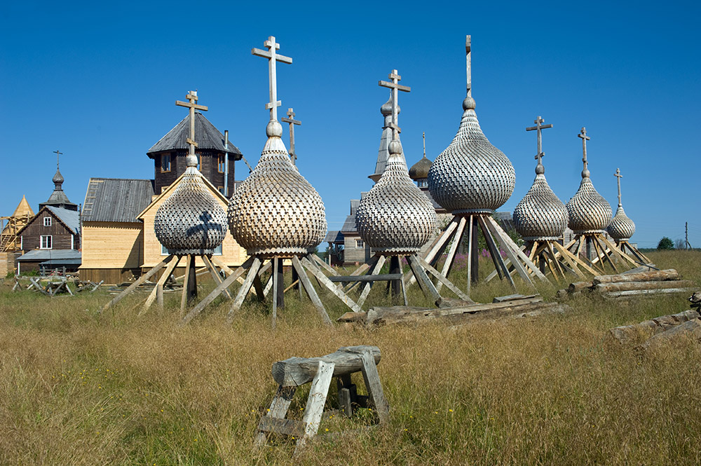 photo "Clear sky" tags: architecture, landscape, travel, field, sky, temple, деревянный, крест, купол, православный, север