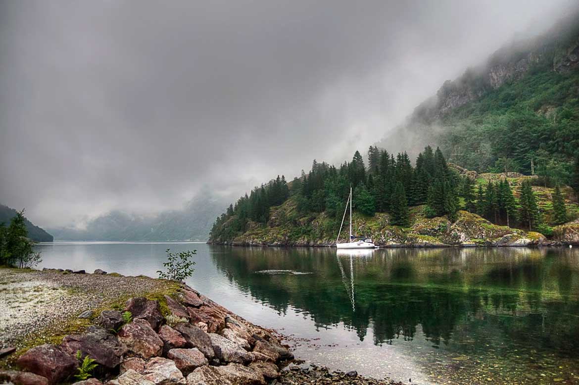 photo "***" tags: landscape, nature, travel, Norway, fog, forest, mountains, rain, reflections, summer, water, согнефьорд, утро., фьорд