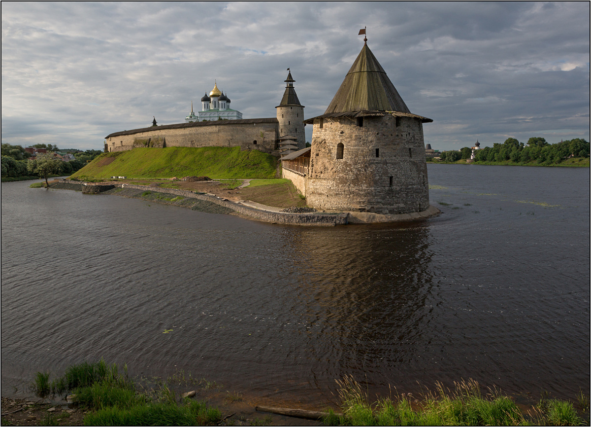 фото "Форпост у слияния рек" метки: пейзаж, архитектура, Псков, башни, облака, река