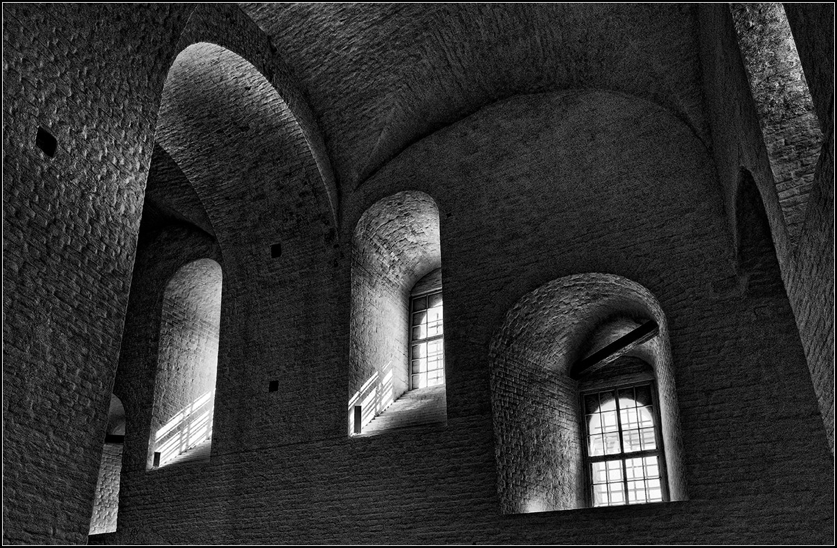 photo "windows" tags: portrait, black&white, interior, 