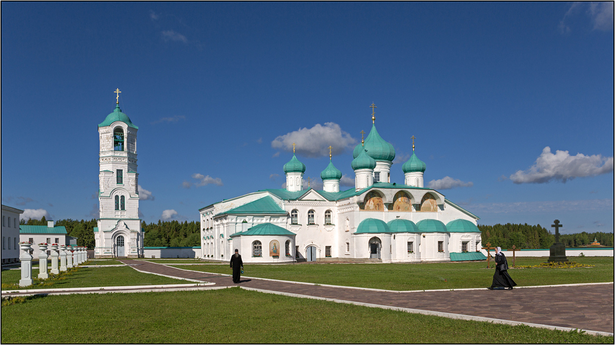 photo "Monastic morning" tags: architecture, landscape, монастырь, монах