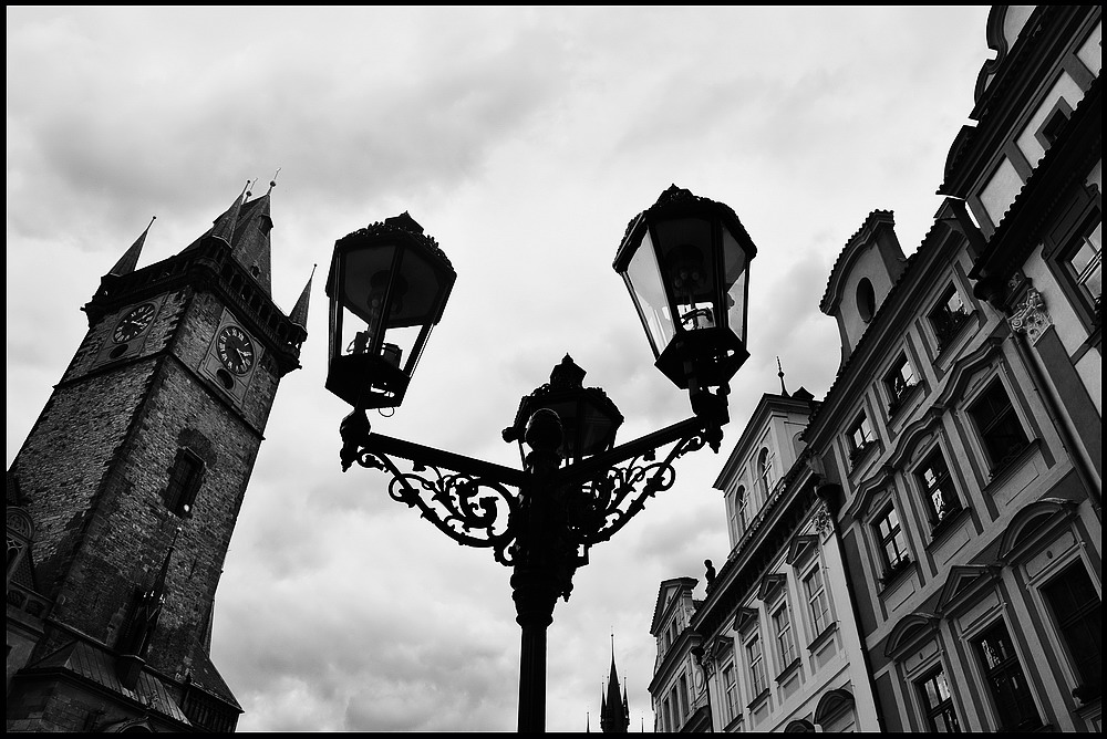 photo "Башня, фонари  и дома" tags: black&white, architecture, Prag, Prague, Praha