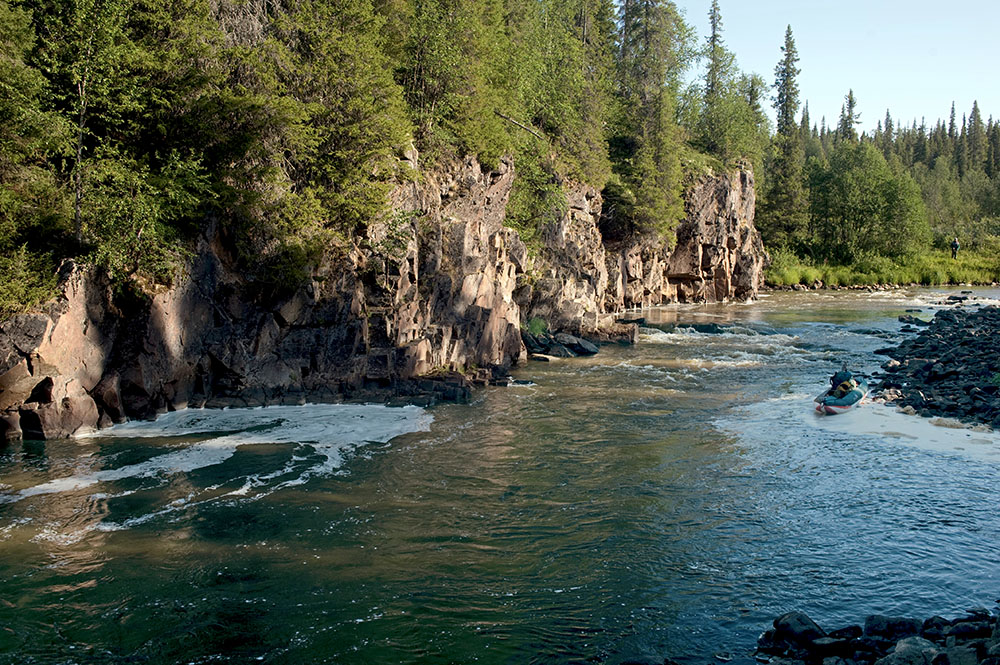 photo "Green water" tags: landscape, travel, boat, coast, forest, river, rocks, summer, water, байдарка, кольский, север