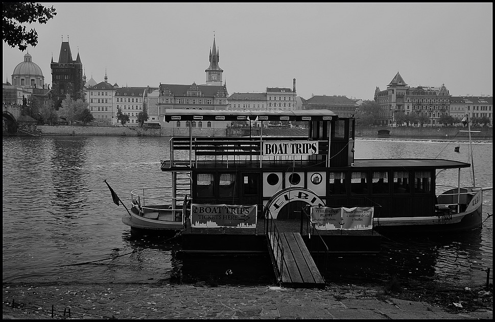 фото "Дома и малый пароход" метки: черно-белые, Prag, Praha, Прага