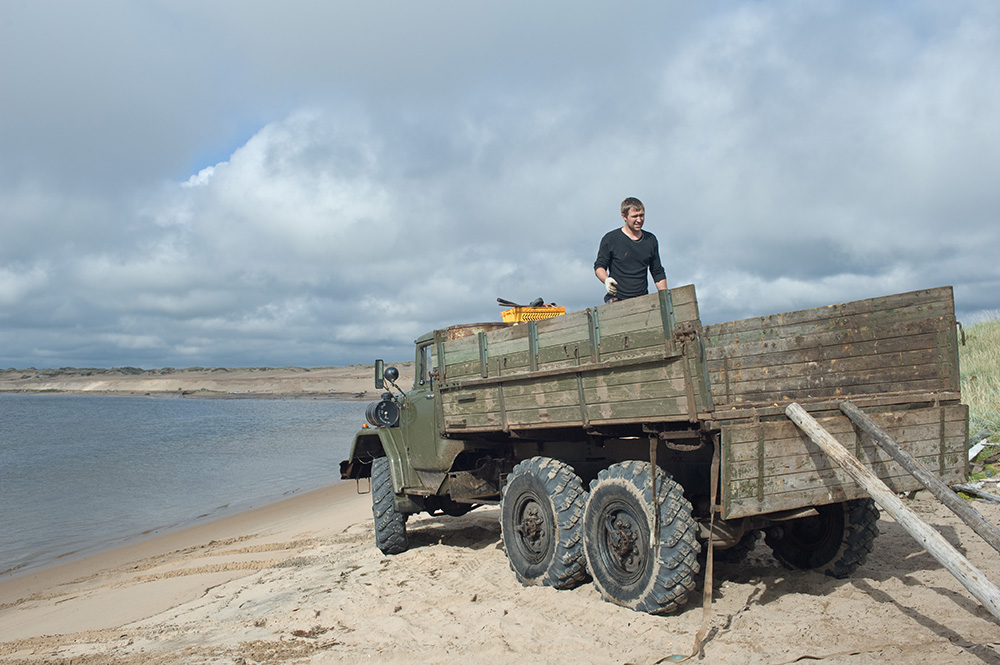 photo "White Sea fuel truck" tags: travel, landscape, beach, coast, sea, sky, water, бензовоз, машина, разгрузка, север