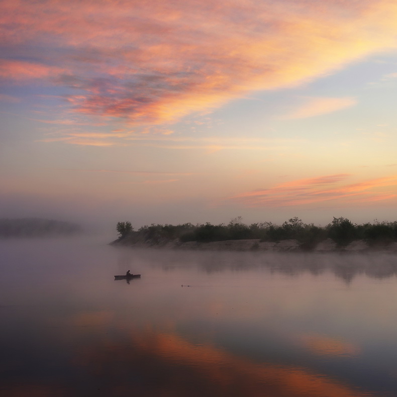 фото "***" метки: пейзаж, лето, река, рыбак, туман, утро