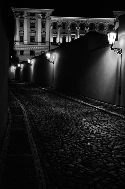photo "Ночной дворец и улица" tags: architecture, black&white, Prag, Prague, Praha