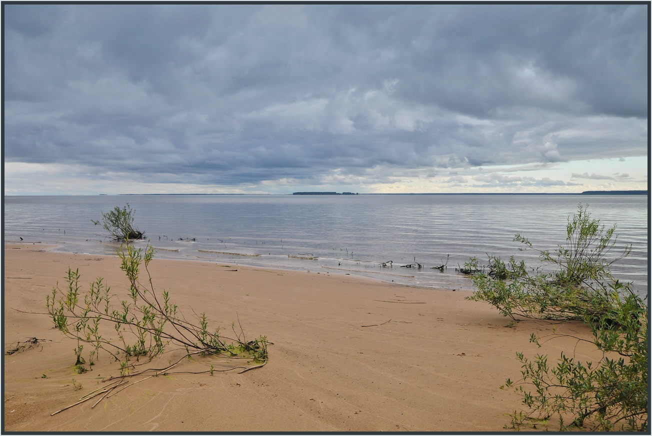 фото "Берег - песок, вода, время..." метки: природа, Рыбинское водохранилище, Череповец, лето, облака