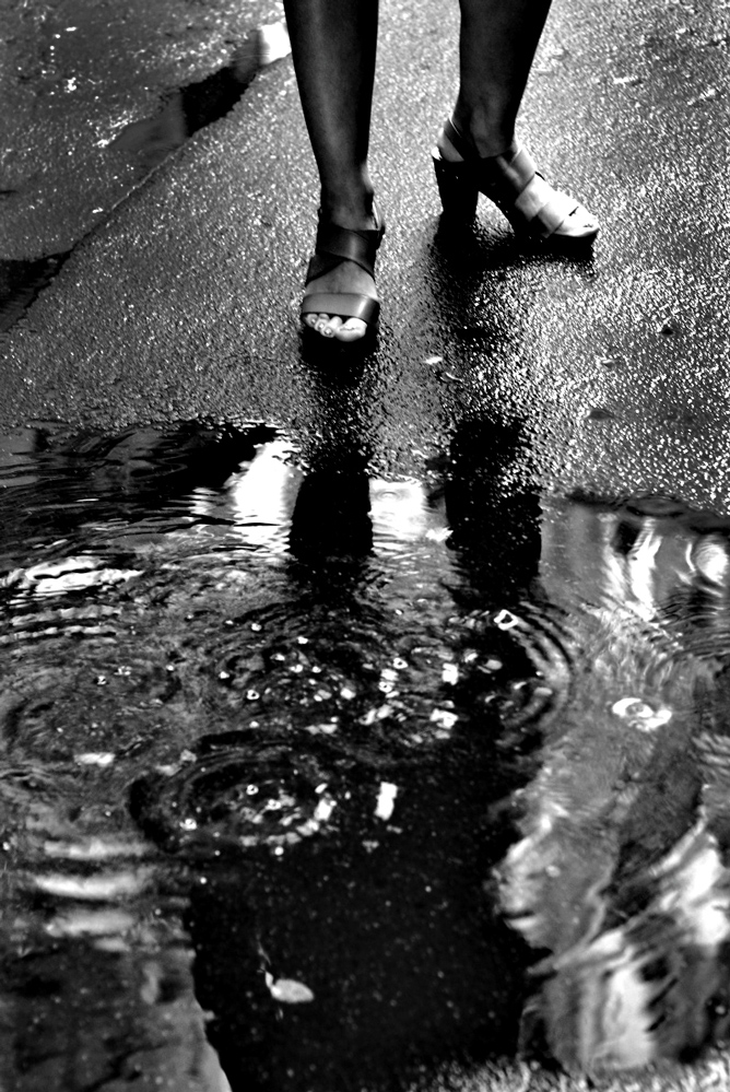 photo "After the rain" tags: street, genre, black&white, bw, rain, каблуки, ноги