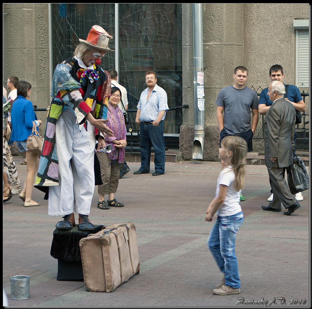 photo "Hello!" tags: street, city, travel, Europe, building, children, people, summer