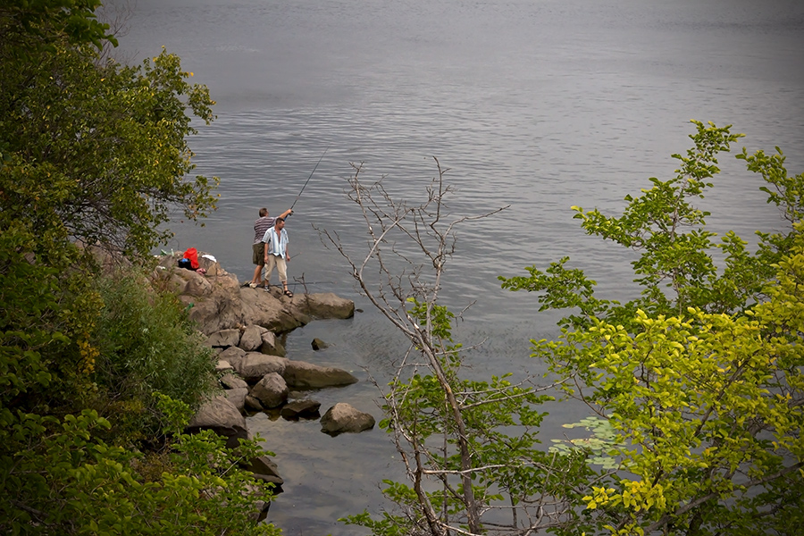 photo "***" tags: street, genre, Dnieper, Ukraine, coast, september, Запорожье, рыбаки