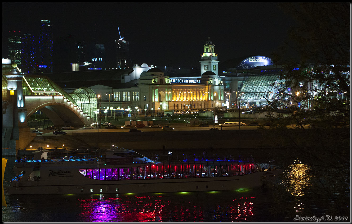 photo "Seventeen minutes past eleven ..." tags: architecture, city, landscape, Europe, building, night, people, road, summer, tower, water