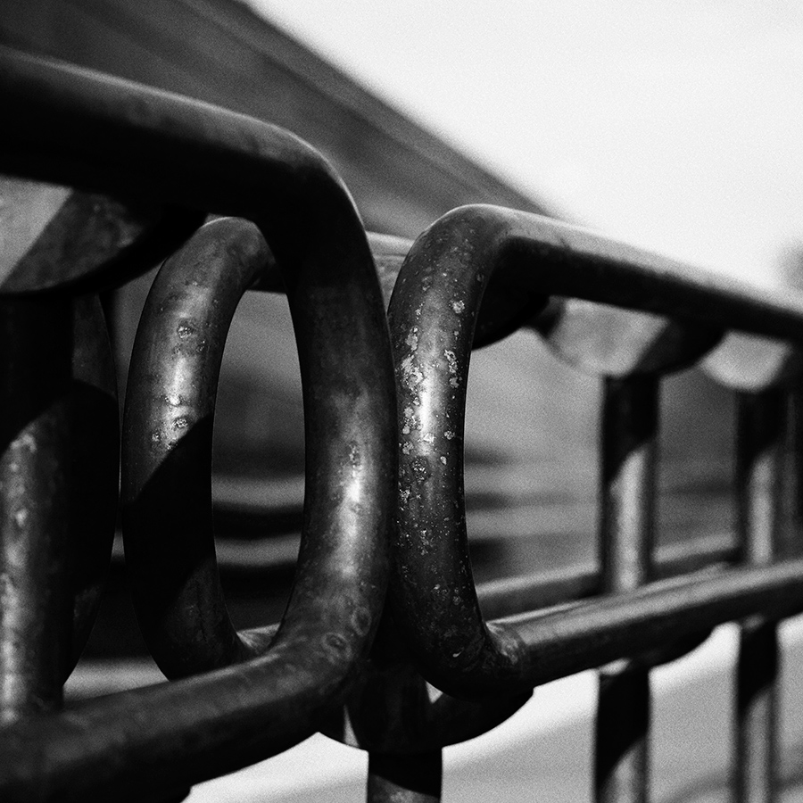 photo "Metal constructions" tags: black&white, street, 