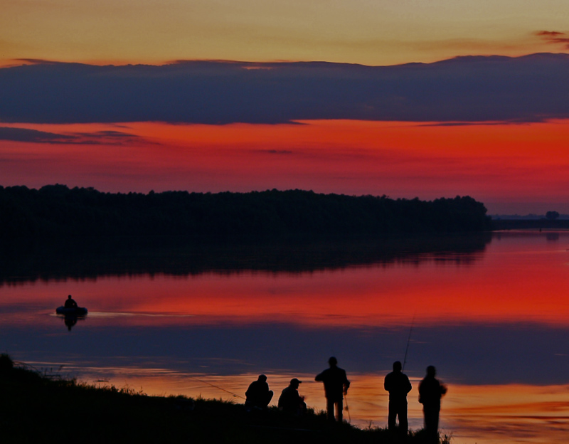 фото "на вечерней зорьке 1" метки: пейзаж, природа, жанр, Вышгород, берег, вода, закат, лето, облака, река Ока, рыбаки, рыбалка