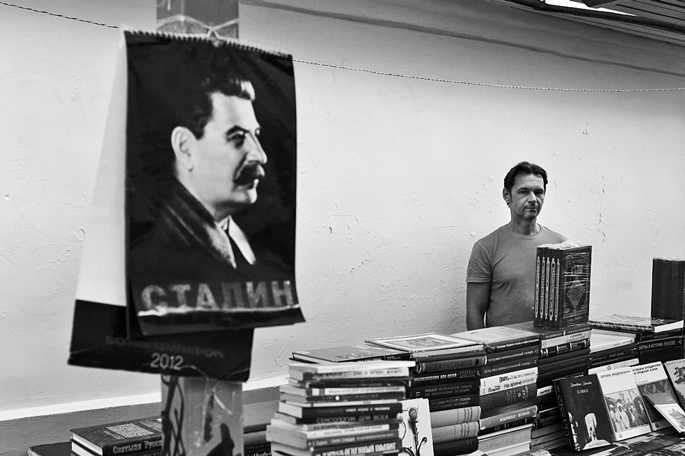 фото "Книжный развал на Арбате" метки: стрит-фото, жанр, черно-белые, книги, развал, сталин