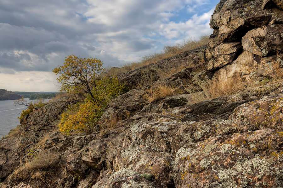 фото "И на камнях растут деревья .... (3)" метки: пейзаж, Днепр, Запорожье, Украина, о. Хортица, облака, скалы