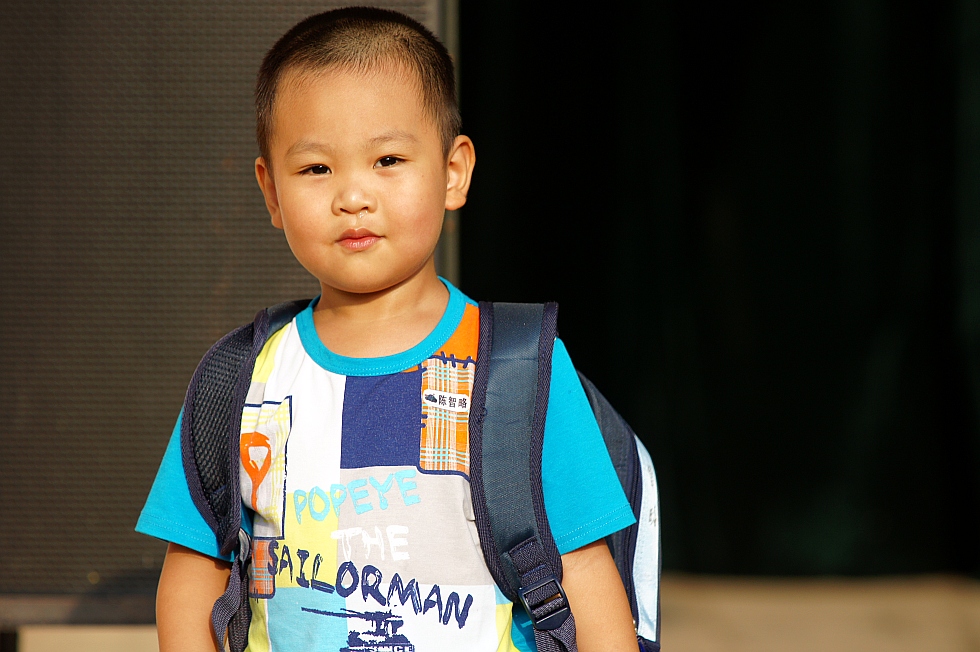 photo "Go to school" tags: portrait, street, city, Asia, autumn, children