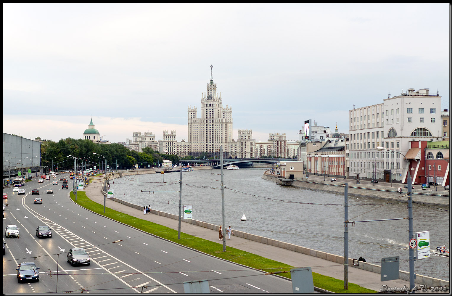 фото "Вид на высотку на Котельнической (сравнение)" метки: архитектура, пейзаж, город, Европа, вода, дорога, здание, лето, люди