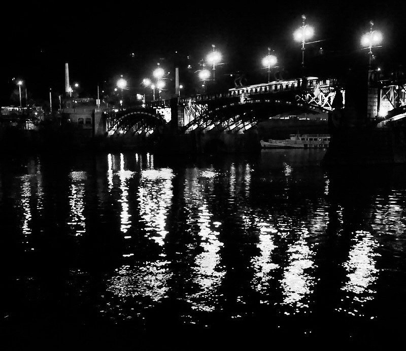 photo "Hочной мост и Влтава" tags: black&white, Prag, Prague, Praha