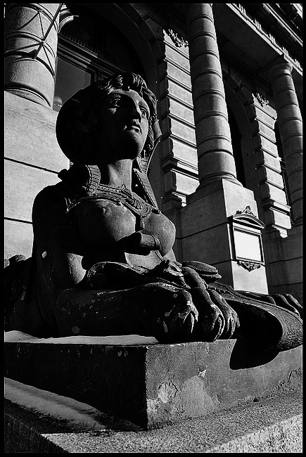 photo "Cкульптура и cтолбы" tags: black&white, architecture, Prag, Prague, Praha