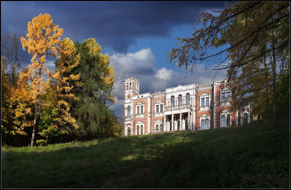 фото "У дворца" метки: пейзаж, архитектура, фотомонтаж, облака, осень
