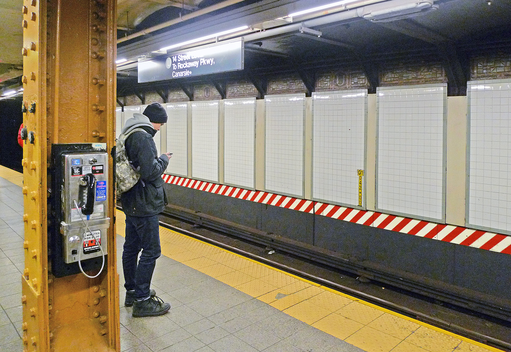 photo "Telephones - technical progress" tags: street, technics, city, 