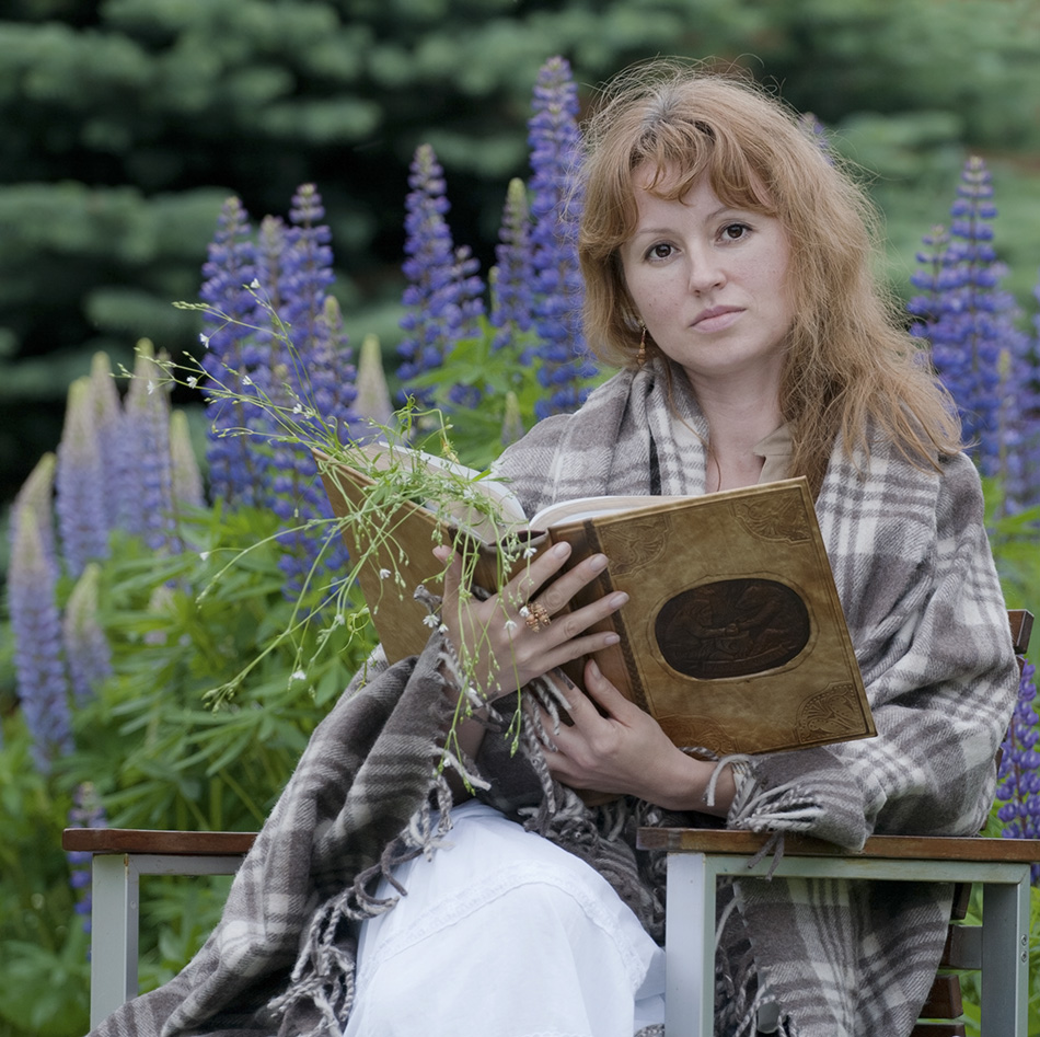 photo "***" tags: portrait, genre, misc., flowers, girl, книга