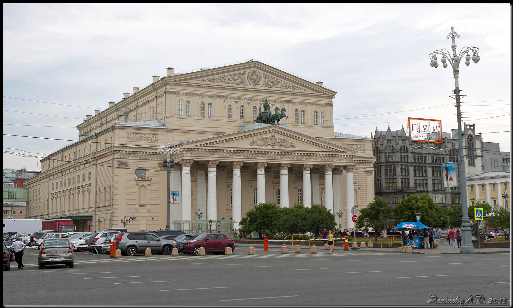 photo "Bolshoy Theatre." tags: architecture, city, landscape, Europe, building, people, road, summer