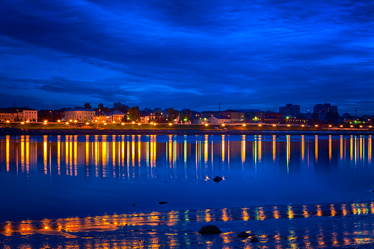 photo "Evening reflections" tags: city, landscape, evening, night, reflections, river, Рыбинск, волга, жёлтый, огни, синий