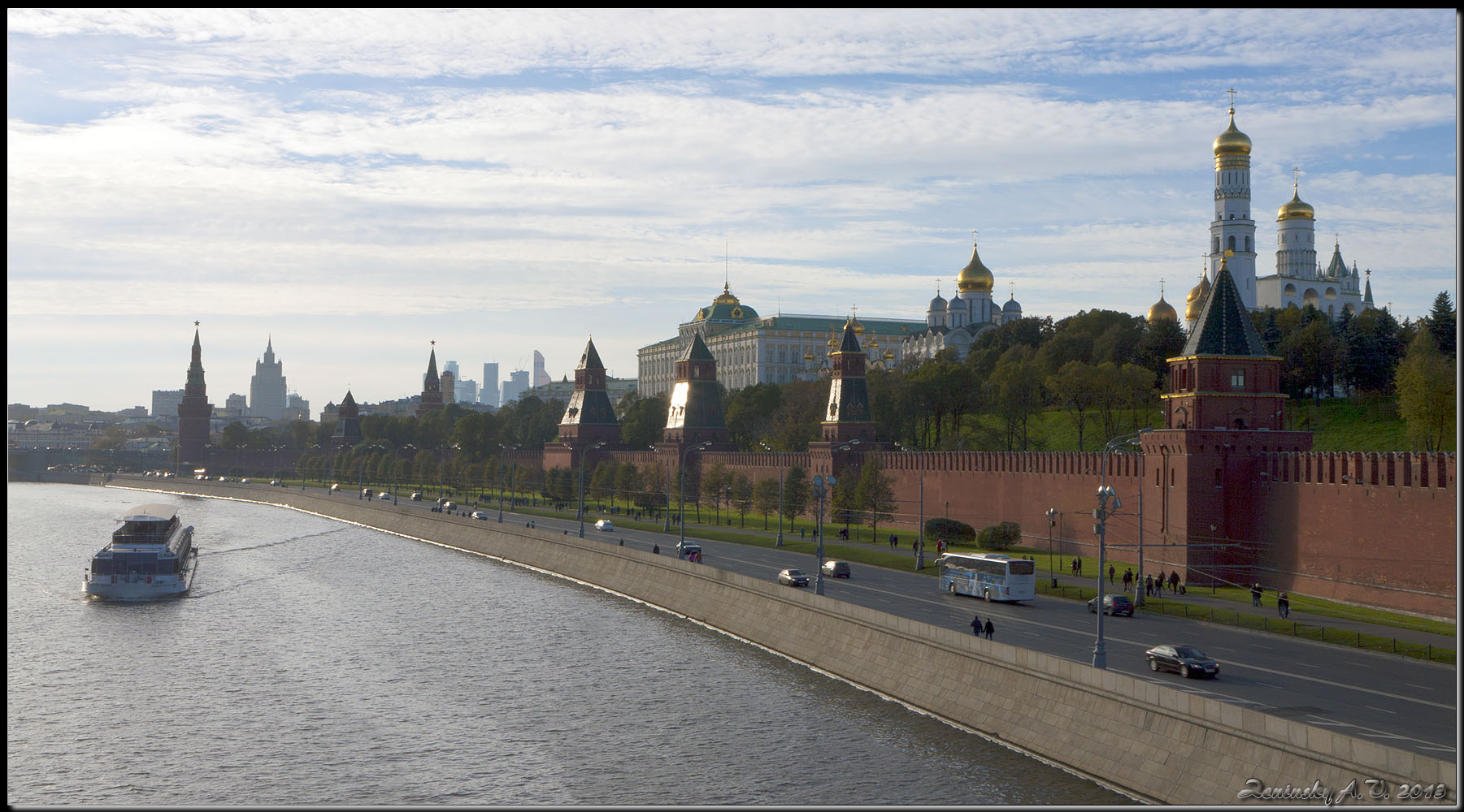 photo "Kremlin Embankment. Modern variant." tags: architecture, landscape, city, Europe, building, people, road, summer, temple, tower, water, Набережная