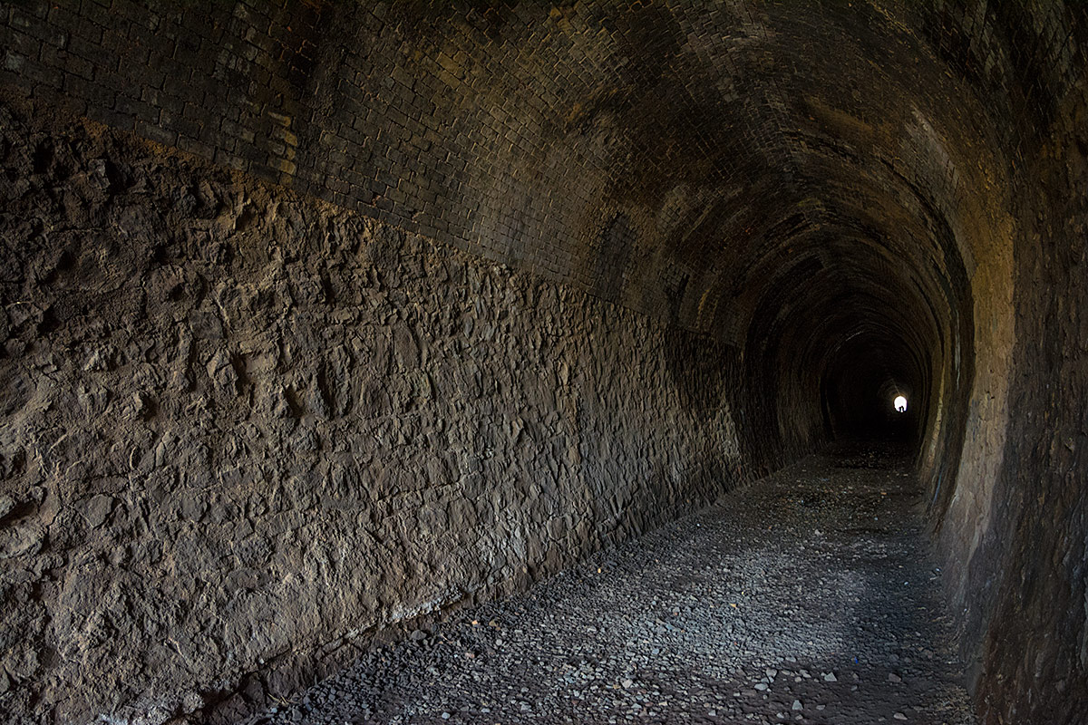 photo "The Old Tunnel" tags: misc., darkness, light, tunnel