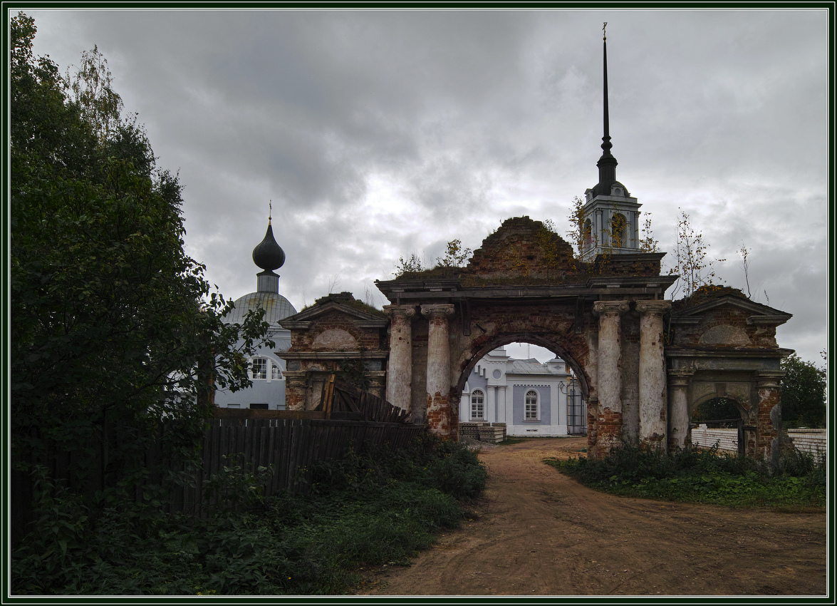 фото "Печальный двор" метки: архитектура, пейзаж, осень